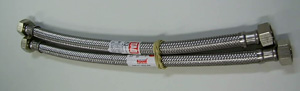 Tubo de caucho vulcanizado sin endurecer, reforzado exteriormente con un trenzado de alambre de acero inoxidable, que incorpora en ambos extremos piezas de conexión roscadas elaboradas con latón. Se presenta, con unas dimensiones aproximadas de 29 cm. de longitud (con las piezas de conexión) y 1,5 cm. de diámetro exterior (sin las piezas de conexión), en bolsas con 10 unidades agrupadas a su vez en cajas de cartón con 10 bolsas. Según declaración del interesado se destina a utilizarse en conexiones para agua en instalaciones sanitaras conectando diferentes aparatos (cisternas, termos, etc.).