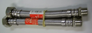 Tubo de caucho vulcanizado sin endurecer, reforzado exteriormente con un trenzado de alambre de acero inoxidable, que incorpora en ambos extremos piezas de conexión roscadas elaboradas con latón. Se presenta, con unas dimensiones aproximadas de 19,5 cm. de longitud (con las piezas de conexión) y 2 cm. de diámetro exterior (sin las piezas de conexión), en bolsas con 10 unidades agrupadas a su vez en cajas de cartón con 10 bolsas. Según declaración del interesado se destina a utilizarse en conexiones para agua en instalaciones sanitaras conectando diferentes aparatos (calentadores, termos, etc.).