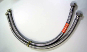 Tubo de caucho vulcanizado sin endurecer, reforzado exteriormente con un trenzado de alambre de acero inoxidable, que incorpora en ambos extremos piezas de conexión roscadas elaboradas con latón. Se presenta, con unas dimensiones aproximadas de 50 cm. de longitud (con las piezas de conexión) y 1,5 cm. de diámetro exterior (sin las piezas de conexión), en bolsas con 10 unidades agrupadas a su vez en cajas de cartón con 10 bolsas. Según declaración del interesado se destina a utilizarse en conexiones para agua en instalaciones sanitaras conectando diferentes aparatos (cisternas, termos, etc.).