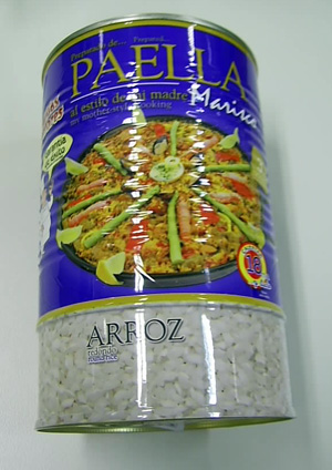 Surtido compuesto por dos envases metálicos cerrados al vacío que se presentan juntos con la misma etiqueta, uno contiene 190 g de arroz crudo (blanqueado, de grano redondo y que no ha sufrido ningún tratamiento térmico) y el otro un preparado alimenticio (peso neto 930 g) a base de agua, pescado y marisco, verduras, aceite de oliva, colorante y perejil, entre otros ingredientes. La preparación contiene más del 20% de pescado, crustáceos y moluscos. El plato se prepara calentando el preparado alimenticio hasta hervir y luego se cuece el arroz en el mismo.
