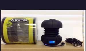 Aparato receptor de radiodifusión (FM) que incorpora en la misma envoltura un altavoz. Es autoalimentado por una batería, tiene unas medidas de 62,3 x 49,2 mm, un peso de 98,6 g, dos conectores de audio y es portátil. El altavoz puede recibir cualquier señal de sonido, con independencia del formato, tiene una potencia de salida de 2,5 W. y se puede interconectar con otros altavoces.