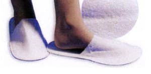 Zapatilla, de color blanco abierta por atrás y dejando el talón al descubierto, contituida por una parte superior textil (poliéster) y suela de plástico (EVA).
Se presenta para su venta al público en cajas con 100 pares cada caja. Se embolsan  individualmente. Se utilizan en centros de estética, hoteles…