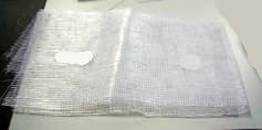 Tejido de hilos de fibra de vidrio tipo "roving", de mallas abiertas con revestimiento de polímero tipo metacrilato. Color blanco. Las celdas tienen un tamaño superior a 1,8 mm de ancho y de largo (5mm). El peso es superior a 35g/m2 (75g/m2).
Se presenta en rollos de 1 metro de ancho por 50 metros de largo.