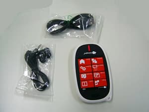 Aparato portátil multifunción que incorpora en la misma envoltura un grabador/reproductor de archivos de sonido, de imagen y sonido (vídeo), de imagen fija y de texto, que tiene una memoria flash con capacidad para 4 GB, un receptor de radiodifusión, una videocámara y una pantalla táctil de 2.8 pulgadas. Dispone de un puerto USB para conectarlo a una máquina automática para el tratamiento o procesamiento de datos, una ranura para tarjetas Micro-SA de hasta 16 GB, y un micrófono y un altavoz integrados. Permite grabar y reproducir vídeo en formato MPEG-4 y FLV, imagen fija en formato JPEG, y sonido en formato MP3, WAV y WMA. Se presenta para su venta al por menor en una caja de plástico con un cable USB y auriculares.