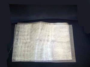 Tejido de hilos de fibra de vidrio tipo "roving", de mallas abiertas.. Las celdas tienen un tamaño de 1 mm de ancho por 2mm de largo. El peso es superior a 35g/m2.
Se utiliza principalmente en el soporte de cristales y mármoles, fijación de alfombras, moquetas y planchas de poliuretano.