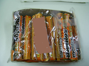 Caramelo masticable relleno de chocolate. Se presenta envuelto en papel con 9 caramelos por envase en forma de barra con un peso de 38 g.