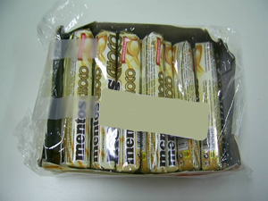 Caramelo masticable relleno de chocolate blanco hecho con azúcar cocido. Se presenta envuelto en papel con 9 caramelos por envase en forma de barra con un peso de 38 g.
