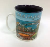 Taza cerámica de barro fino con forma cilíndrica y un asa. Está fabricada mecánicamente y está decorada en el exterior con un dibujo con motivos referentes a la ciudad de Málaga. Se presenta embalada individualmente en una caja con 36 unidades.