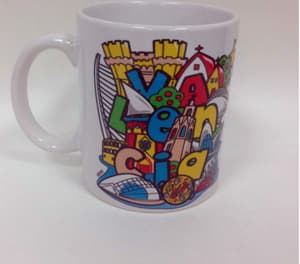 Taza cerámica de barro fino con forma cilíndrica y un asa. Se fabrica mecánicamente y está decorada en el exterior con dos dibujos en los que se incluye el término “Valencia”. Se presenta embalada individualmente en una caja con 36 unidades.