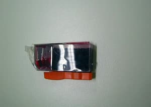 Cartucho de tinta para impresora de chorro de tinta, con 29 gramos de tinta, que se presenta acondicionado para la venta al por menor en embalajes con unas dimensiones aproximadas de 60 x 20 x 85 mm. Está formado por un envase de plástico rígido adecuado para utilizarse en impresoras determinadas y se presenta con un chip integrado (reconoce el modelo de la impresora, guarda la memoria de las páginas que se imprimen, etc.) y sin cabezal impresor.