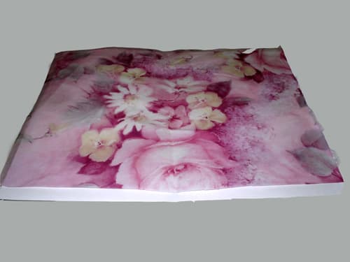 Artículo de papel impreso con diseños de diferentes colores. Estos diseños están destinados a tranferirse a un tejido al introducir en una calandria tejidos blancos junto con el papel de estampado, guiarlos a través de un cilindro y someterlos a altas temperaturas (195º-215º) que provocan la sublimación de los colorantes que conforman los diseños.