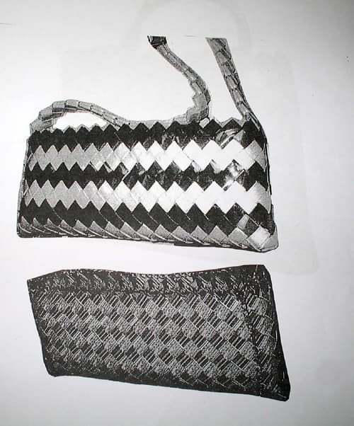 Artículo de cestería, bolsos de mano, obtenidos directamente en su forma por trenzado de tiras de plástico de anchura superior a 5 milímetros. Se presenta en diferentes tamaños