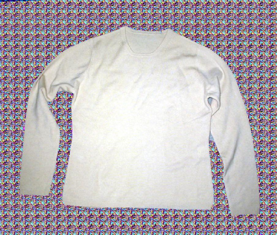 Jersey de punto para señora y caballero, en un solo color con un 57% en peso de seda y un 43% de cashmere, cubre la parte superior del cuerpo hasta unos centímetros por debajo de la cintura con mangas largas, sin cuello, escote redondo a ras del cuello sin aberturas y con elástico en la base, escote y puños en las mangas.