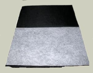 Tejido de protección compuesto por tres capas, una intermedia en esfera de carbón activo, la externa en tejido de punto de nylon y la interna en tela sin tejer de poliéster.