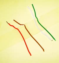Cable telefónico de acometida autosoportada para una tensión inferior o igual a 80 V compuesto por cuatro hilos conductores de 0,6 +- 0,04 mm de diámetro, de cobre electrolítico puro recocido y pulido, aislados entre sí por fundas de polietileno de alta densidad de colores blanco, marrón, rojo y verde de espesor inferior a 0,5 mm y torsionados en hélice y recubiertos por una vaina de PVC especial para imtemperie de color negro. El par se  acompaña con un hilo de rasgado. El refuerzo va dispuesto longitudinalmente a lo largo del cable y en una funda independiente de PVC y esta compuesto por 7 alambres de acero galvanizado torsionados en hélice.
Se emplea en la instalación de líneas telefónicas sobre fachadas
