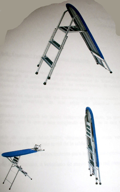 Artículo de acero constituído por una tabla para planchar y una escalera formando un solo cuerpo. Es plegable y se puede usar indistintamente como escalera o como tabla para planchar