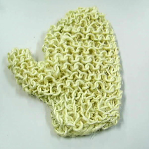 Artículo para friccionar en forma de manopla hecha de punto de fibras de sisal, para masajear el cuerpo.