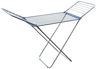 Tendedero de uso domestico, portátil y plegable, para secar ropa. Se trata de una artículo que se apoya sobre el suelo y que está elaborado con tubos de hierro y aluminio, siendo las patas de hierro y la parte superior (destinada a colgar la ropa) de aluminio. Se presenta con unas dimensiones de 130 x 55 x 3 cm. plegado y 176 x 55 x 92/110 cm. desplegado.