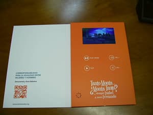 Artículo publicitario personalizable por cada cliente destinado a la reproducción de imagen y sonido que se presenta en forma de libro de cartón con textos e ilustraciones impresas y con unas dimensiones aproximadas de 24,5 x 16,5 x 1 cm.
 En una de sus caras internas incorpora en la misma envoltura: una pantalla LCD de 11 cm. de diagonal, un altavoz, un procesador, una memoria de 128 MB, una batería recargable y  4 botones de control de la reproducción. Como única interface presenta un puerto micro USB y según declaración del solicitante se puede conectar a una máquina de tratamiento automático de datos, realizar la descarga del video y visualizarlo a través del monitor.
Se presenta conjuntamente con un cable USB, la reproducción del video se inicia al abrir la tapa y se detiene al cerrarla.