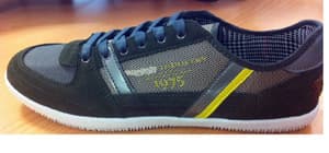 Calzado que cubre el pie pero no el tobillo, con  parte superior de cuero (64%), material textil (30%) y plástico (6%), con predominio del cuero. Suela de plástico.
No identificable como calzado para hombres o para mujeres, plantilla de longitud superior o igual a 24 cm. Cierre mediante cordones.