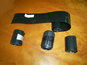 Mangueras de polietileno de baja densidad perforadas para riego. Presentan un diámetro de 28 mm, un grosor de 0,20 mm/ 200 µ, soportan una presión inferior a 27,6 MPa con una distancia entre perforaciones de 0,15 a 1,05 m. y un diámetro de estas perforaciones de 0,3 mm. Se presentan enrolladas en forma de tubos planos, de 100 metros de longitud, con accesorios para las mangueras también de plástico.