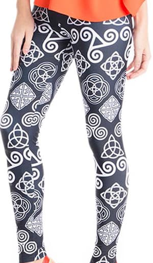 Pantalón largo ceñido, tipo leggings, de punto de lycra 34% y poliéster 66%. Cubre la parte inferior del cuerpo, desde la cintura, envolviendo cada pierna por separado y llegando hasta los tobillos. Se ciñe a la cintura mediante un elástico. No tiene bolsillos. Sin abertura en la cintura. Las perneras van rematadas con un dobladillo.