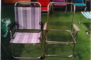 Partes de asiento identificables como asiento y respaldo. Están realizadas con fibras de poliéster recubiertas de plástico. Están acabadas y no necesitan tapizado posterior.
Se destinan a montarse directamente sobre una estructura tubular formando una silla de playa de aluminio.