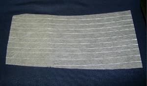 Velos elaborados con fibras de vidrio dispuestas de forma aleatoria, aglutinadas con resina y combinadas con hilados de refuerzo. Se trata de un artículo del que no pueden extraerse a mano las fibras que los conforman sin dañar el velo y que se presenta en rollos con superficies comprendidas entre los 50 y los 3.500 m2, con un  grosor comprendido entre los 0,5 y los 2,5 mm. y un peso unitario variable comprendido entre los 30 y los 150 gr/m2.
Según declaración del solicitante se destinan a utilizarse en el sector de la construcción como refuerzo de sustratos, en la obtención de parámetros lisos, etc.