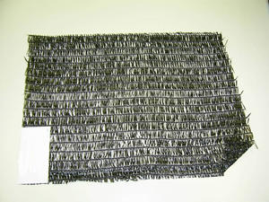 Red de mallas hecho de fibras sintéticas (polietileno).No incorpora costuras, ni dobladillos, ni cordón, ni ojetes metálicos. 

Se presenta para su venta al público en color verde, negro y blanco, en rollos de 100, 400 y 500 metros de largo que se empaquetan individualmente en bolsas de nylon. Se utiliza para proporcionar privacidad en espacios abiertos y protección del sol. Fácil de cortar y adaptar a las necesidades particulares.