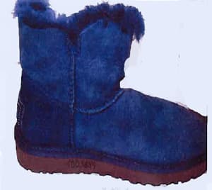 Calzado (bota) que cubre el pie y el tobillo, con  parte superior de piel de ovino afelpada y Suela sintética (EVA). La parte interior del calzado está hecha de fibras de lana (100%).
Identificable como calzado para mujeres, plantilla de longitud 27,2 cm.