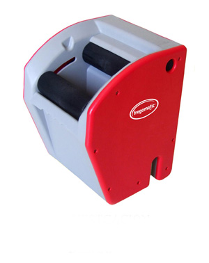 Escurridor automático con motor eléctrico incorporado para mopas que sustituye a la prensa de palanca manual y que se destina fundamentalmente a  un uso no doméstico. Se presenta en forma de un surtido acondicionado para la venta al por menor compuesto por: un cargador de batería, una pinza porta mopa y el escurridor automático. 
Este escurridor automático consiste en una estructura de plástico (que incorpora dos rodillos que son los que realizan el escurrido) abierta por su parte superior  y con una hendidura en su parte inferior para acoplarlo a un cubo, pesa 5,24 kilogramos e incorpora como motor dos unidades de 6 voltios y una batería recargable. 
Las dimensiones de este escurridor automático son 24,5 x 24 x 31 cm.