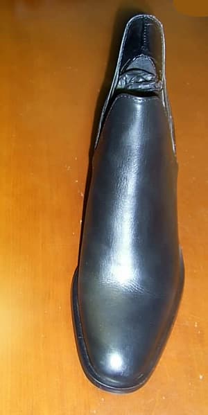 Calzado que cubre pie pero no el tobillo, con  parte superior de cuero (80%), material textil (20%), con predominio del cuero. Piso de caucho vulcanizado (100%). Identificable como calzado para mujeres, plantilla de longitud superior a 24 cm, tacón de más de 3 cm.