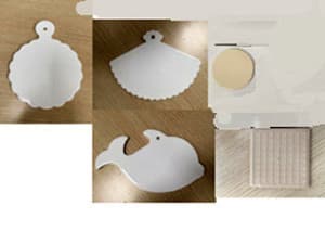 Manufactura de cerámica, fabricada en barro fino, no hecha a mano, con distintas formas (abanico, pez, plato, azulejo).
Se importa con un tratamiento de sublimación, sin decorar. Una vez importado se decora personalizando el artículo para cada cliente. Puede llevar un agujero para colgar, colgador o caballete, incluso un corcho fino para evitar su rotura.