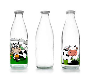 Botella vidrio sin colorear con tapa. Está decorada con dibujos de una vaca. Capacidad (900ml), superior a 0,33 litros e inferior a un litro. Se destina como continente de bebidas.