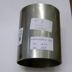 Tubo de hierro sin alear, de sección circular (80 mm de diámetro exterior) constante en toda su longitud y soldado con cordón de soldadura visible. Se presenta con una longitud de 6 metros, 2 mm de espesor de pared y según declaración del solicitante se destina a la elaboración de estructuras de uso deportivo.
