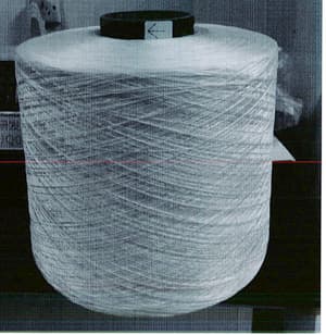Hilado retorcido de alta tenacidad (superior a 53 cN/tex), con un título de 2.200 decitex (110 x 2 tex), obtenido por torcido (470 vueltas por metro) de dos hilados de filamentos de poliéster (110 tex cada uno). Se presenta en bobinas enrollado alrededor de un tubo de cartón o plástico con longitudes comprendidas entre los 31.900 y los 32.100 metros. Según declaración del solicitante se utiliza en la producción de neumáticos.
