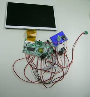 Pantalla LCD de 19 cm de diagonal, que se presenta integrada con: un altavoz, un procesador, una memoria micro SD de 128 MB, una batería de litio de 3,7 V, un puerto micro usb y 5 botones para la selección del contenido almacenado en  la tarjeta micro SD. 
Según declaración del solicitante se puede conectar a un ordenador para realizar la grabación de un mensaje audiovisual en la memoria que incorpora y su destino es incorporarse a artículos publicitarios. Se presenta conjuntamente con un cable para la carga de la batería.