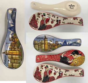 Artículo de cerámica de barro fino con forma de cucharón que se utiliza principalmente como soporte de artículos para el servicio de mesa. Se fabrica mecánicamente y está decorado en el interior con un dibujo. Se presenta embalado individualmente en una caja con 72 unidades.