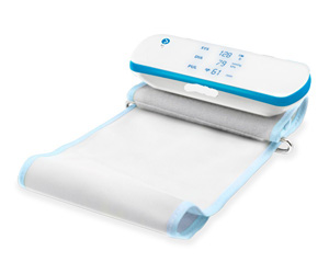 Tensiómetro de brazo digital, que puede conectarse a una aplicación para «smartphone», «iphone» o «tablet» utilizando la tecnología «bluetooth», para lo que incorpora un emisor de radiofrecuencia.
Dispone de pantalla de visualización.
Se presenta acondicionado para la venta al por menor.
Tamaño: 105 x 182 x 94 mm
Peso: 540 g