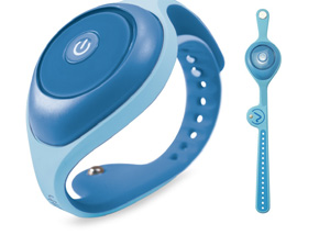 Dispositivo para la medición de la temperatura corporal de niños en forma de brazalete. Se conecta a una aplicación para «smartphone», «iphone» o «tablet» utilizando la tecnología «bluetooth», para lo que incorpora un emisor de radiofrecuencia. Dispone de un sensor de temperatura situado en la correa.
Materiales: cuerpo de acrilonitrilo butadieno estireno (abs), correa de silicona.
Tamaño: 210 x 37 x 9 mm