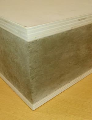 Tablero tipo sándwich formado por dos tableros contrachapados y una capa de lana de roca intermedia, haciendo un único tablero estructural, usado como aislante térmico. Los tableros de contrachapado están compuestos por hojas de chopo de un grosor individual no superior a los 6 mm. Los tableros tienen diferentes grosores, según el número de capas que lo compongan. Las dimensiones máximas del tablero suelen ser de 2500 mm de largo por 1220 mm de ancho. Son paneles aislantes para la construcción.