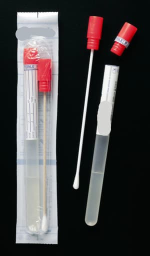 Producto específicamente diseñado para la recogida de muestras microbiológicas y su conservación durante el transporte del lugar de recogida al laboratorio, evitando variaciones de la carga
microbiana.
Se compone de:
1. un tubo estéril tapado, con fondo redondo, de 13 x 165 mm, fabricado en polipropileno rígido
e indeformable. El tubo contiene un medio de cultivo.
2. Un escobillón con soporte en:
 Madera con cabeza de algodón; o de
 Poliestireno con cabeza de viscosa
Ambas versiones van provistas de un tapón de seguridad que cierra el tubo.
3. Una etiqueta que precinta el tapón y el tubo. En ella está previsto escribir: nombre del
paciente, fecha y hora de la toma de muestra, número, doctor, naturaleza de la muestra, y nombre del hospital.
El líquido (en este caso semisólido) que va dentro del tubo es un medio de cultivo para transporte de microorganismos, que no potencia su crecimiento pero si facilita que lleguen al laboratorio en las
condiciones lo más similares a las que existían en el paciente.