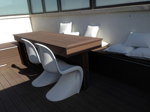 Tabla para suelos o pavimentos de exterior elaborados con resinas plásticas y biomasa (48% PVC +48% cascara arroz +4% otros materiales). Se fabrica mediante una extrusora.
Dimensiones: 2200 x 119 x 22 mm
Peso (gr/m): 3100