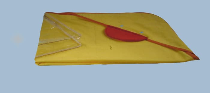 Toalla de baño de poliéster y algodón. Se presenta en una bolsa de plástico con una manopla, un libro de plástico, un pato de plástico y un mecanismo de plástico.