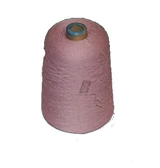 Hilo rosa presentado en soporte de cartón con forma de cono para su uso en industrias textil, no acondicionado para la venta al por menor. Presenta los caracteres de un hilado retorcido de dos cabos, uno de fibras artificiales continuas y otro de fibras sintéticas contínuas. Siéndo los filamentos artificiales los que predominan en peso y no conteniendo fibras de poliuretano.