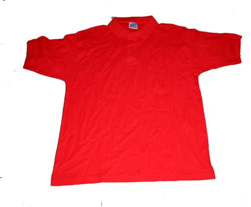 Prenda de punto (100% algodón), con una media de diez puntos o más por centímetro lineal en cada dirección. ligera, destinada a cubrir la parte superior del cuerpo, que llega hasta por debajo de la cintura, con cuello y abertura que se abre parcialmente por la parte delantera por medio de dos botones que cierran del lado izquierdo al lado derecho, de manga corta, con elástico en el extremo. El bajo de la prenda que está dobladillado, presenta aberturas laterales de unos 5 cm de largo.