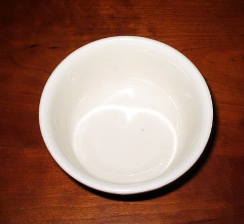 Recipiente redondo y cóncavo de loza, a modo de tarrina, que tiene una altura aproximada de 5 cm y un diámetro en la parte superior de 11 cm. Se destina al envasado de helados