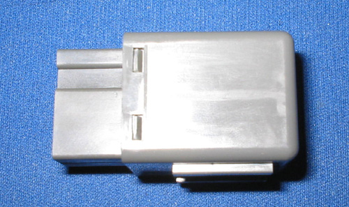 Fusible para una tensión de 12 voltios, insertado en un soporte de plástico constituído por cuatro láminas metálicas, dos pestañas y una envoltura de plástico rígido. Se utiliza para una intensidad superior a 10 amperios pero inferior a 63, en los vehículos automóviles para los sistemas eléctricos de las puertas y elevalunas, y tiene unas medidas exterior de 49 x 26 x 26 mm.