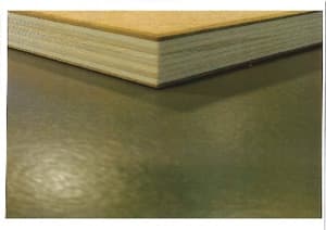 Madera contrachapada constituida por varias hojas de chapado cortadas (por lo menos tres),ensambladas en tableros, de chopo.
Todas las hojas de chapado son de espesor unitario INFERIOR a 6 mm.
El tablero está recubierto en una de sus caras con una hoja de fibra de madera (MDF) de grueso unitario aproximado a 2 mm.