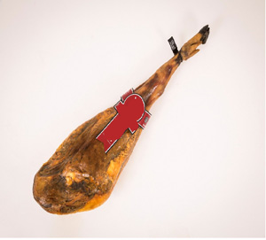 Jamón ibérico de bellota en pieza con hueso, de cerdo de la especie doméstica, salado y seco, con una curación total entre 40 y 52 meses. La relación agua-proteína es < a 2,8 y el contenido en sal > al 1,2%.
Se usa para la alimentación humana.
Jamón de las patas traseras de cerdos de la especie doméstica.
